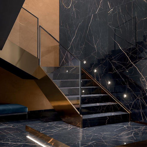 Schody w nowoczesnym wnętrzu z okładziną i podłogą z płytek Flaviker Supreme Laurent Noir, czarny marmur z złotym użyleniem.